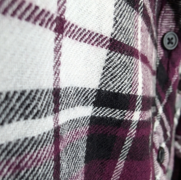Well Worn Women’s Flannel Shirt Soft Button Down Shirt Berry/White Plaid-Medium - Picture 9 of 9